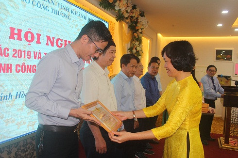 Bà Lê Thu Hải - Giám đốc Sở Công Thương trao giấy khen của Sở Công Thương cho các doanh nghiệp