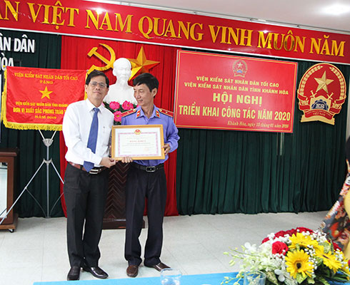 Ông Nguyễn Tấn Tuân trao bằng khen cho Viện Kiểm sát nhân dân tỉnh.