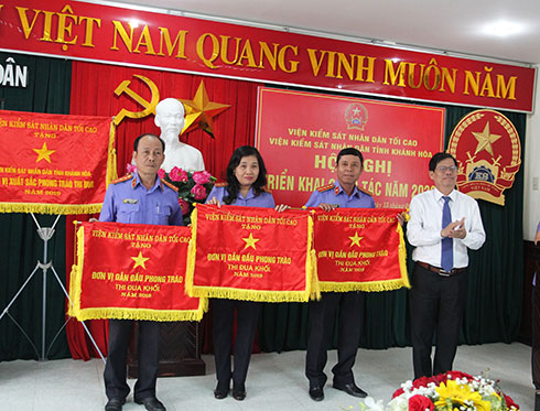 Ông Nguyễn Tấn Tuân trao cờ cho các tập thể.
