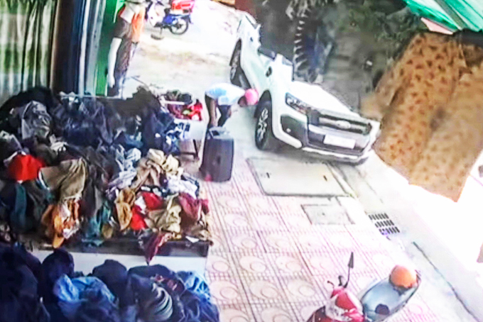 Hình ảnh camera an ninh ghi lại đối tượng trộm tài sản  tại tiệm mua bán quần áo trên đường Lê Hồng Phong.