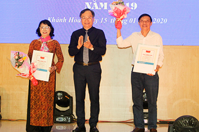 Đồng chí Nguyễn Đắc Tài trao tặng thưởng VHNT tỉnh cho các tác giả có tác phẩm đạt giải A.  