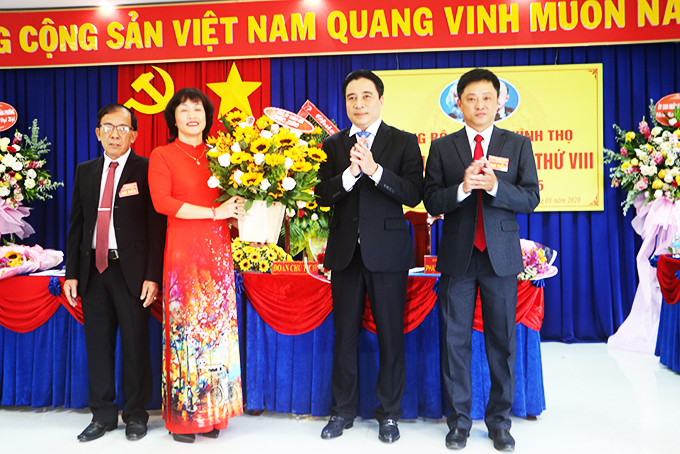Ông Nguyễn Khắc Toàn tặng hoa chúc mừng đại hội.