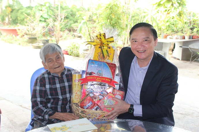 Ông Nguyễn Khắc Định thăm hỏi, tặng quà, chúc Tết tại gia đình bà Trần Thị Liên.