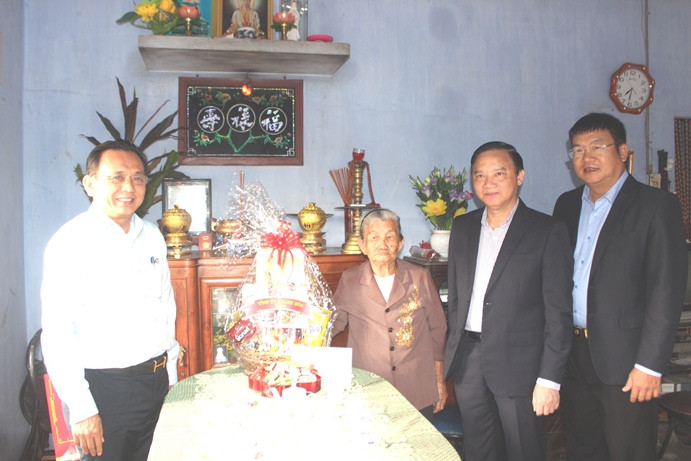 Đoàn công tác do ông Nguyễn Khắc Định thăm, chúc Tết tại gia đình bà Hoàng Thị Mơ.