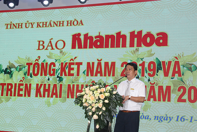 Ông Trần Duy Hưng - Tổng Biên tập Báo Khánh Hòa phát biểu. 