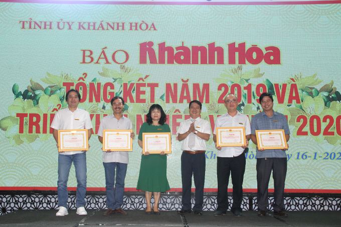Lãnh đạo Báo Khánh Hòa trao khen thưởng các tập thể đạt danh hiệu lao động tiên tiến. 