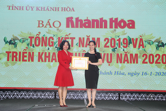 Bà Thái Thị Lệ Hằng - Bí thư Đảng ủy, Phó Tổng Biên tập Báo Khánh Hòa trao giấy khen cho chi bộ xuất sắc. 