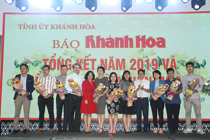 Lãnh đạo Báo Khánh Hòa tặng hoa tri ân các doanh nghiệp đã đồng hành với nhiều hoạt động của Báo trong năm 2019. 