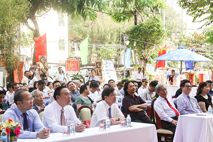 Lãnh đạo tỉnh Khánh Hòa và các sở, ngành tham dự buổi lễ khai mạc.