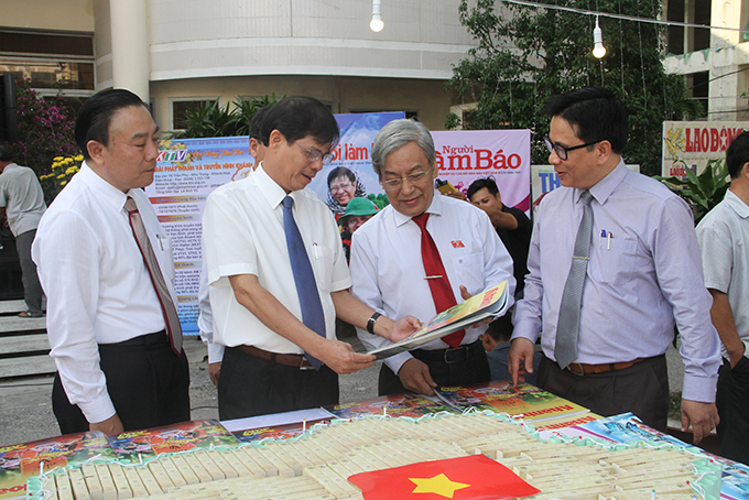 Lãnh đạo tỉnh Khánh Hòa xem các ấn phẩm báo Xuân Canh Tý 2020.