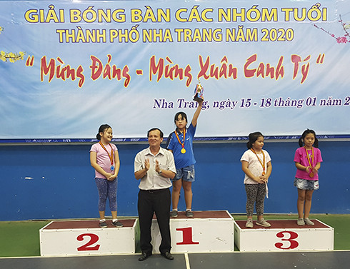 Ban tổ chức trao huy chương cho các vận động viên xuất sắc tại giải.