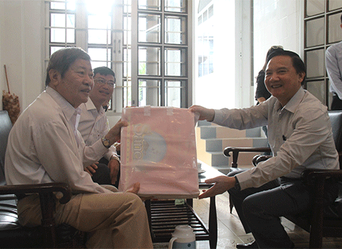 Bí Thư Tỉnh ủy Nguyễn Khắc Định (bên phải) trao quà cho thân nhân ông Nguyễn Hồng Châu - nguyên Bí thư Tỉnh ủy