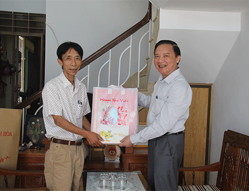 Ông Nguyễn Khắc Định trao quà cho gia đình nguyên Bí thư Tỉnh ủy Ngũ Hữu Ngật