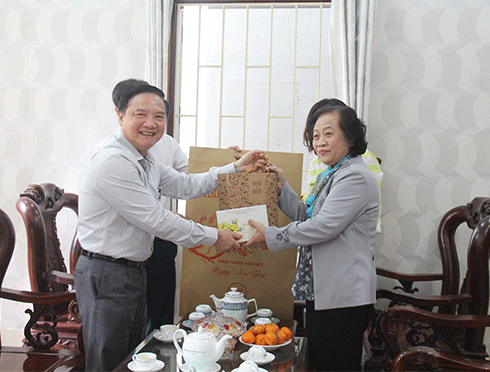 Bí thư Tỉnh ủy Nguyễn Khắc Định trao quà Tết cho bà Nguyễn Thị Hồng Vân - nguyên Bí thư Tỉnh ủy