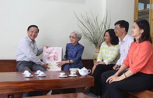 Ông Nguyễn Khắc Định thăm, tặng quà Tết gia đình ông Võ Cứ - nguyên Quyền Bí thư Tỉnh ủy
