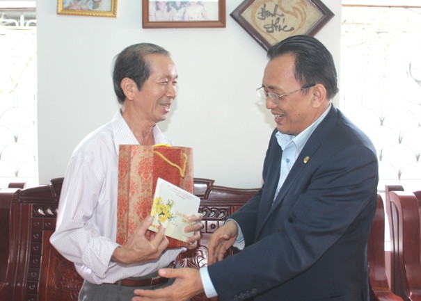 Ông Lê Hữu Hoàng thăm, tặng quà, chúc Tết gia đình ông Nguyễn Chuyện.