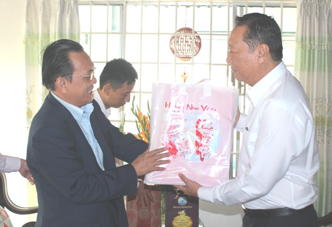 Ông Lê Hữu Hoàng chúc Tết tại gia đình bà Nguyễn Thị Kiều.