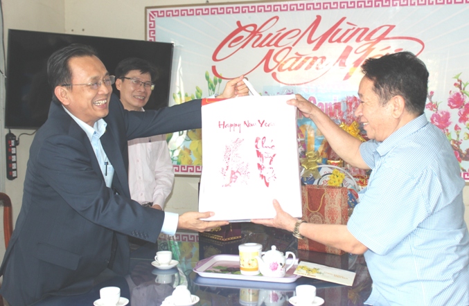 Ông Lê Hữu Hoàng tặng quà, chúc Tết gia đình ông Trần Văn Hạnh.
