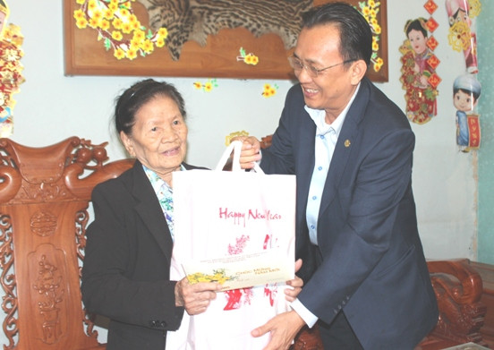 Ông Lê Hữu Hoàng tặng quà, chúc Tết gia đình ông Lê Thái.