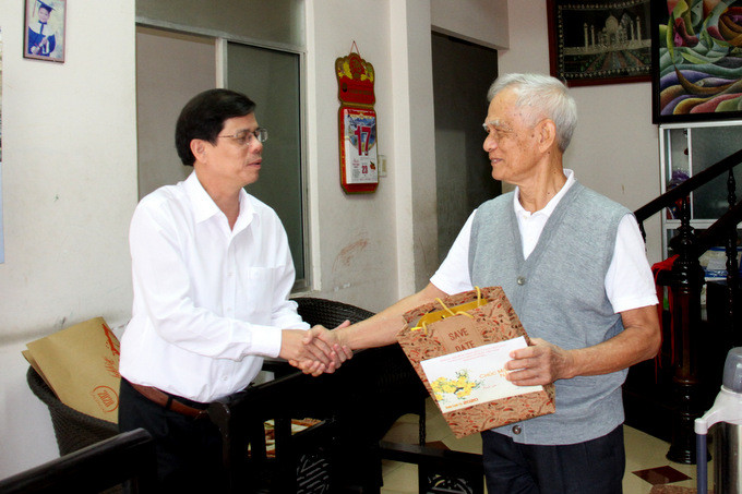 Ông Nguyễn Tấn Tuân  thăm và tặng quà gia đình ông Nguyễn Thiết Hùng - Nguyên Phó Bí thư Tỉnh ủy, Chủ tịch UBND tỉnh