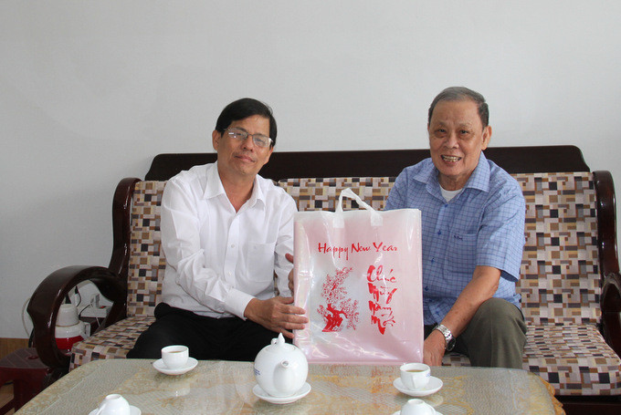  Ông  Nguyễn Tấn Tuân thăm tặng quà cho gia đình ông Lê Tụng - Nguyên Phó Bí thư Tỉnh ủy