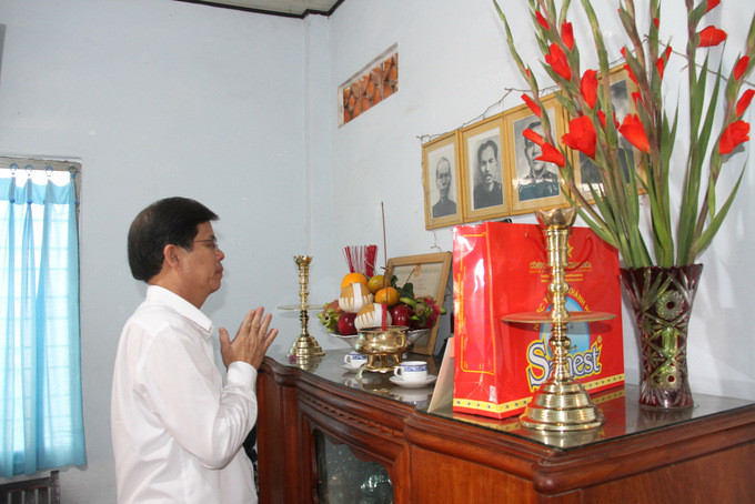  Ông  Nguyễn Tấn Tuân dâng hương khi đến thăm gia đình ông Mai Xuân Công - Nguyên Phó Bí thư Tỉnh ủy
