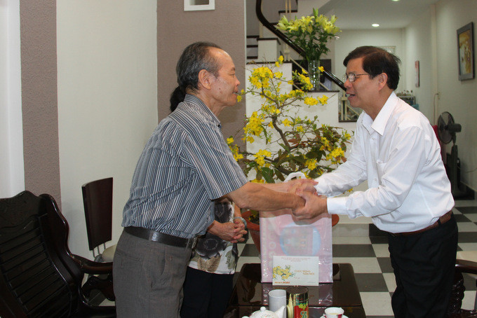  Ông Nguyễn Tấn Tuân thăm và tặng quà gia đình ông Phạm Ngọc Quế - Nguyên Chủ tịch Ủy ban kháng chiến tỉnh Khánh Hòa