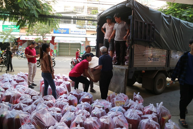 Hàng trăm phần quà được đưa lên xe để trao tặng cho các học sinh và người dân huyện miền núi Khánh Sơn. 