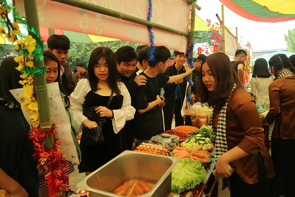 Hội chợ thu hút đông đảo học sinh tham gia. 