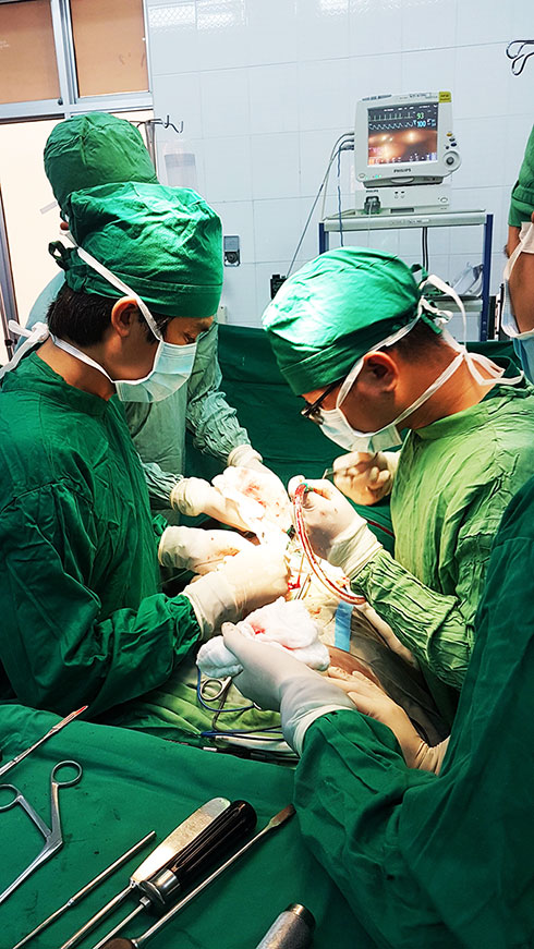 ác bác sĩ thực hiện ca phẫu thuật trượt cột sống thắt lưng tại Bệnh viện Đa khoa tỉnh