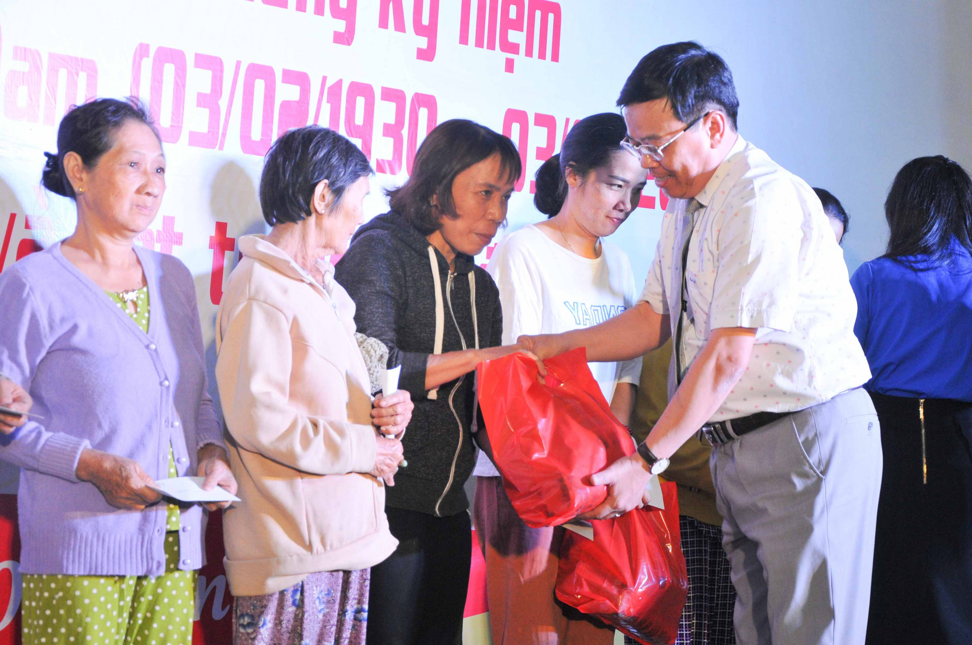 Lãnh đạo TP. Nha Trang trao quà Tết cho các hộ gia đình khó khăn xã Vĩnh Lương