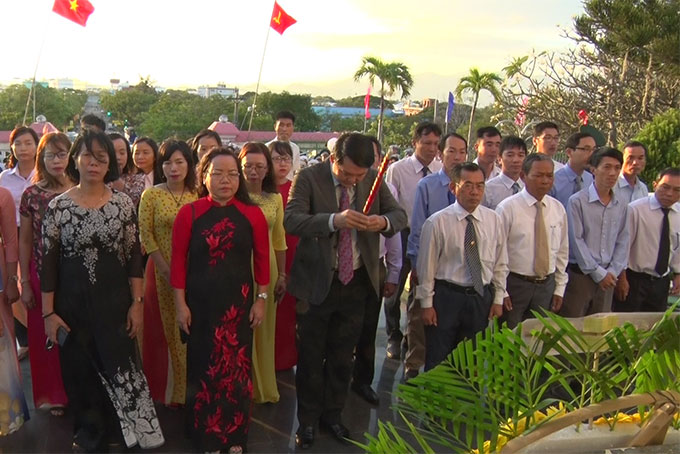 TP. Cam Ranh: Tổ chức lễ dâng hương, dâng hoa viếng Tượng đài Bác Hồ và Nghĩa trang liệt sĩ thành phố