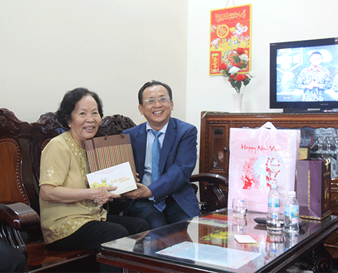 Ông Lê Hữu Hoàng đến thăm, chúc Tết gia đình bà Trần Thị Lượng