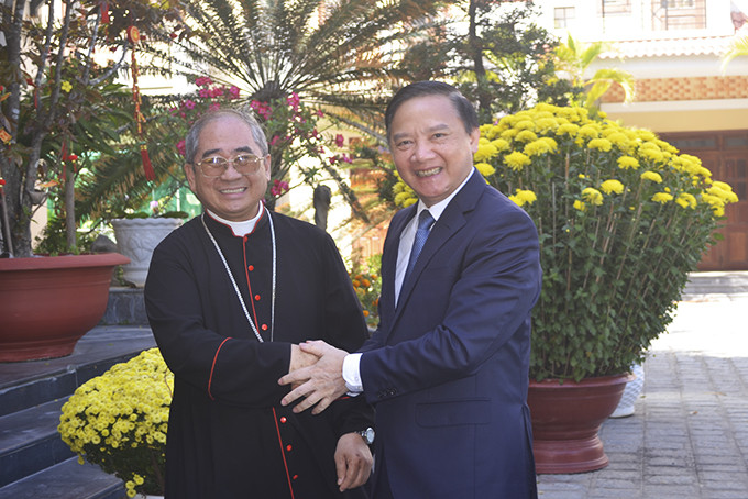 ông Nguyễn Khắc Định - Uỷ viên Trung ương Đảng, Bí thư Tỉnh uỷ bắt tay cùng Đức Giám mục Võ Đức Minh.