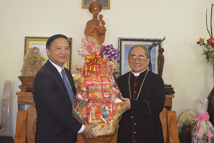 ông Nguyễn Khắc Định - Uỷ viên Trung ương Đảng, Bí thư Tỉnh uỷ tặng quà và chúc Tết Tòa Giám mục giáo phận Nha Trang.