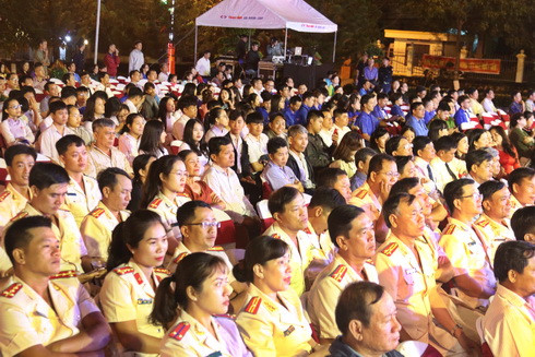 Các đại biểu cùng đông đảo lực lượng vũ trang, nhân dân tham dự buổi lễ tại công viên 18-10