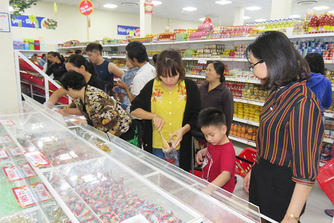 Người dân mua sắm Tết tại Siêu thị Quyết Thắng