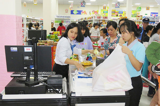 Lãnh đạo siêu thị Quyết Thắng cho biết, những ngày gần Tết lượng khách hàng đến tham quan, mua sắm tại siêu thị gấp đôi so với ngày thường.