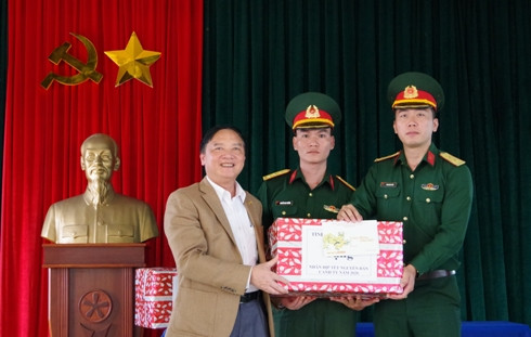 Ông Nguyễn Khắc Định tặng quà cho Đại đội Trinh sát 21.