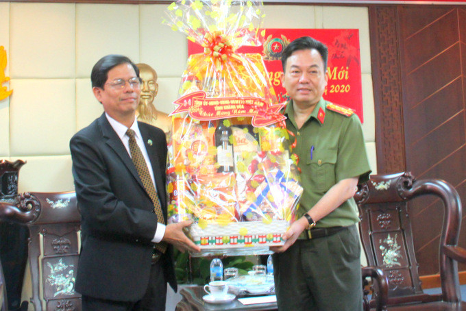  Ông Nguyễn Tấn Tuân tặng quà Tết cho tập thể Công an tỉnh Khánh Hòa 