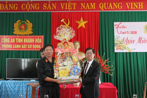Ông Nguyễn Tấn Tuân tặng quà cho Phòng Cảnh sát cơ động - Công an tỉnh Khánh Hòa