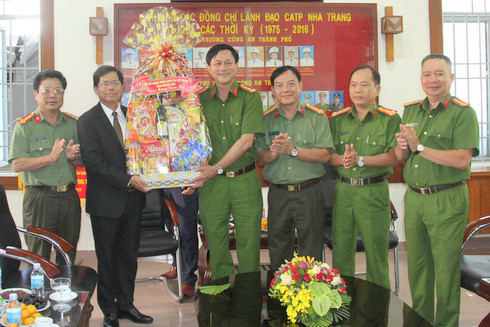  Ông Nguyễn Tấn Tuân tặng quà Tết cho Công an TP. Nha Trang 