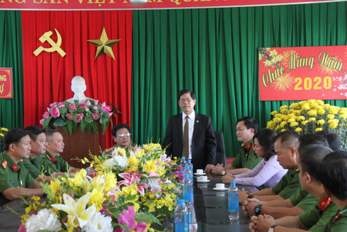  Ông Nguyễn Tấn Tuân phát biểu động viên cán bộ, chiến sĩ Đội Cảnh sát hình sự - Công an TP. Nha Trang nỗ lực hoàn thành nhiệm vụ được giao, góp phần giúp người dân và du khách đón Tết Nguyên đán bình an