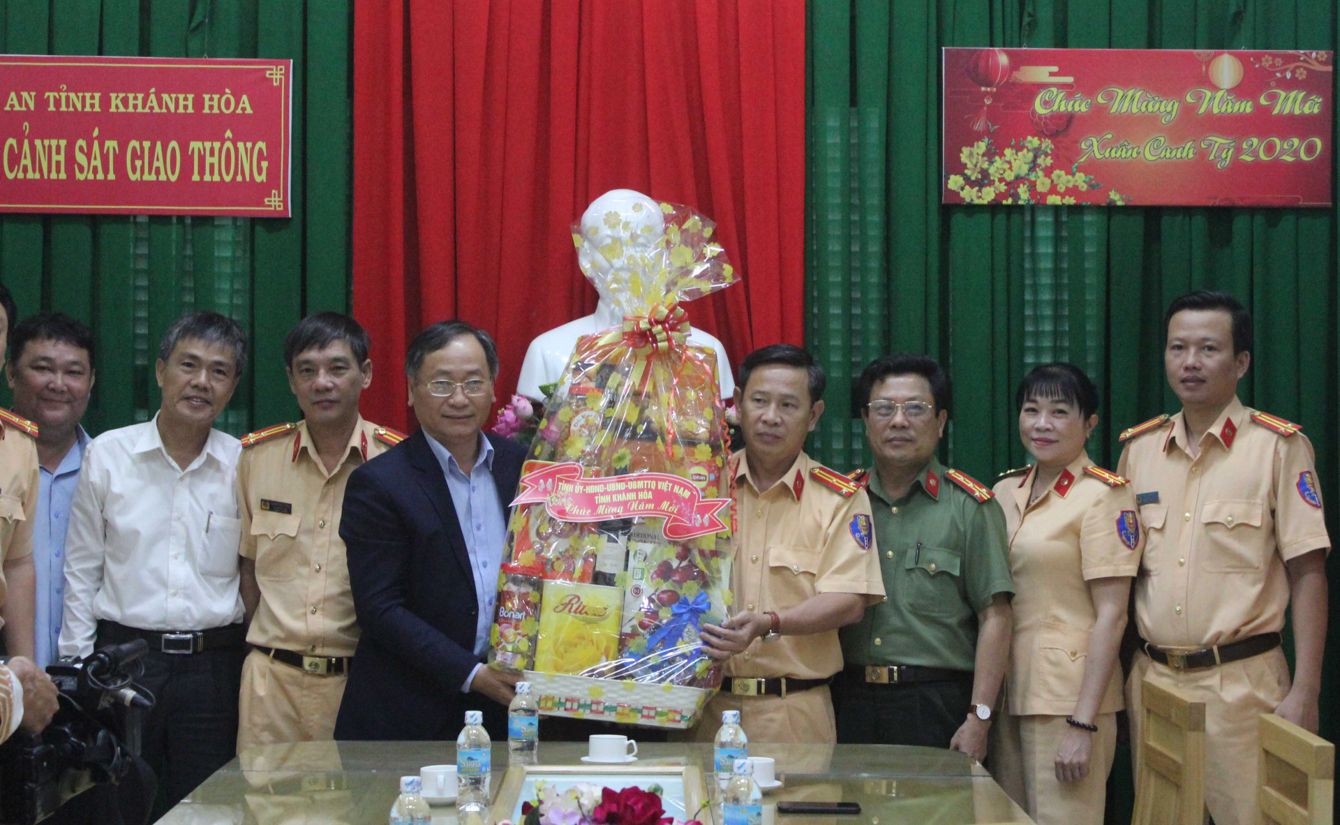 Phó Chủ tịch Thường trực UBND tỉnh tặng quà Phòng Cảnh sát Giao thông. 