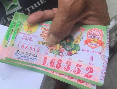 Ông lão bị gã thanh niên lừa đổi 5 tờ vé số giả