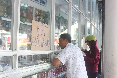 Nhà thuốc trung tâm số 4 (đường Quang Trung, đối diện Bệnh viện Đa khoa tỉnh) dán bảng thông báo hết khẩu trang y tế.