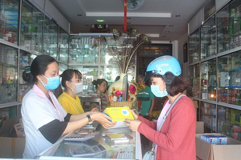 Người dân mua khẩu trang y tế tại một nhà thuốc trên đường 2-4 (phường Vĩnh Hải).
