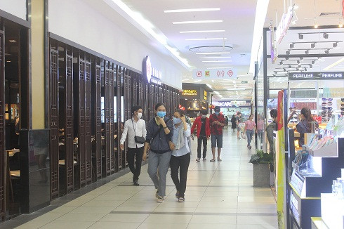 Rất đông người dân đeo khẩu trang khi đi mua sắm, vui chơi tại các trung tâm thương mại, siêu thị