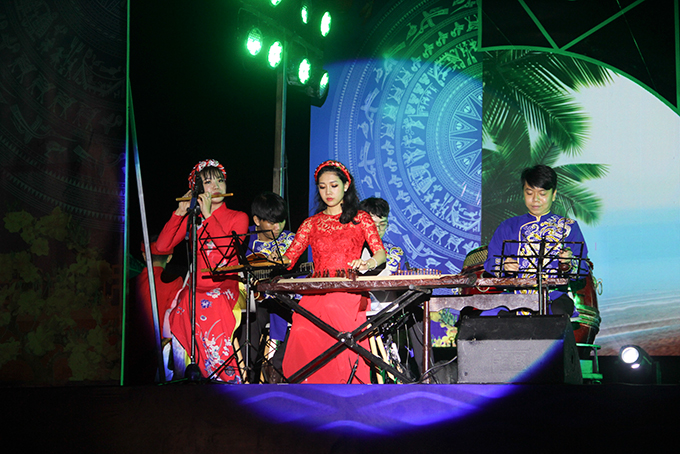 Ban nhạc dân tộc Hồn quê hương biểu diễn trong chương trình. 