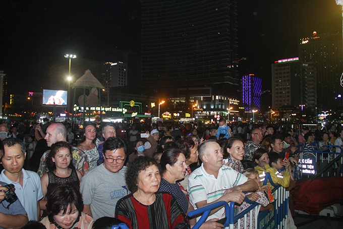 Rất đông người dân và du khách đa đến xem chương trình. 
